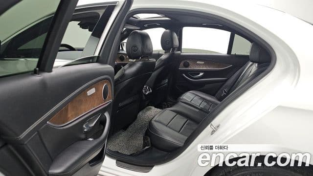 Mercedes-Benz E-Class 2021 — ფოტო 19/20