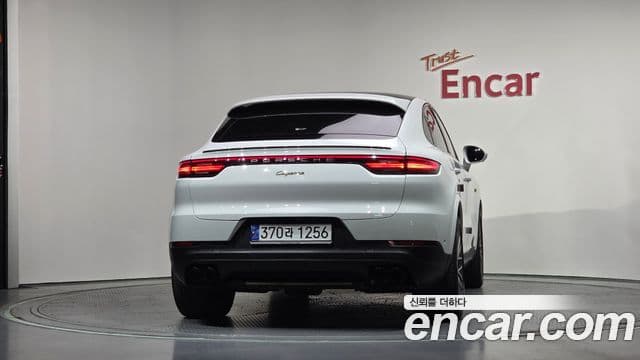 Porsche Cayenne 2023 — ფოტო 4/20