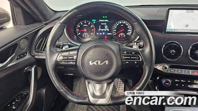 Kia Stinger 2022 — ფოტო 13/20