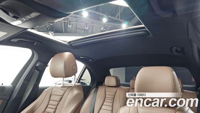 Mercedes-Benz E-Class 2022 — Фото 19/20
