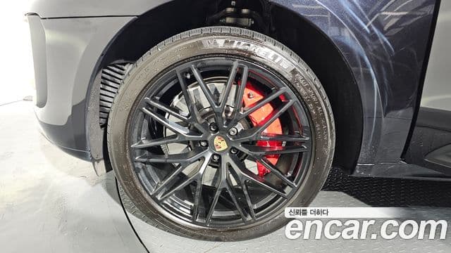 Porsche Macan 2023 — ფოტო 5/20