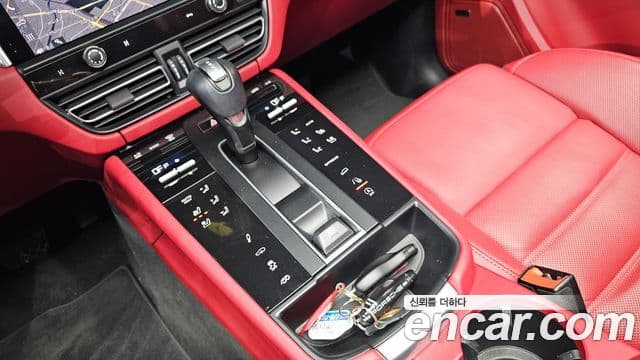 Porsche Macan 2023 — ფოტო 9/20