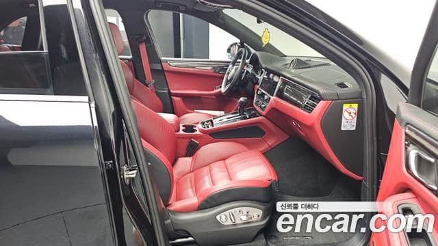 Porsche Macan 2023 — ფოტო 11/20