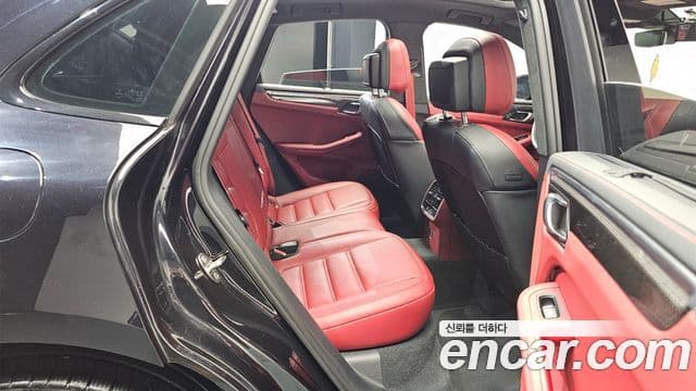 Porsche Macan 2023 — ფოტო 12/20
