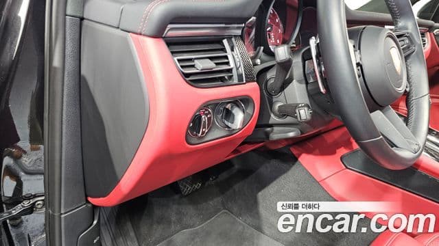 Porsche Macan 2023 — ფოტო 14/20