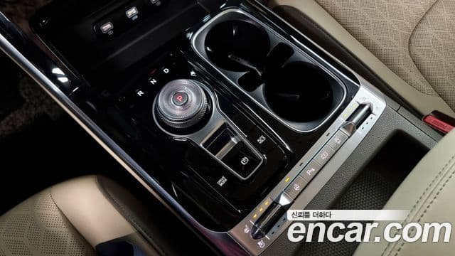 Kia Carnival 2021 — фото 9 из 20