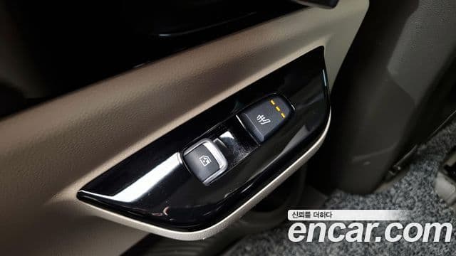 Kia Carnival 2021 — ფოტო 18/20