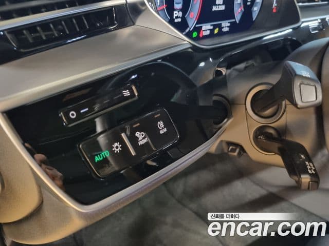 Audi A8 2019 — Şəkil 13/20