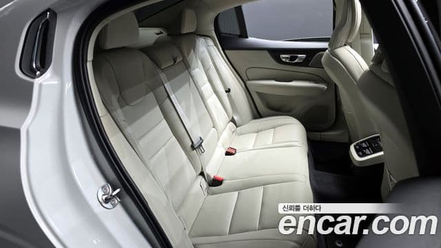 Volvo S60 2023 — Фото 12/20