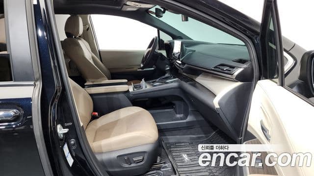 Toyota Sienna 2021 — ფოტო 11/20