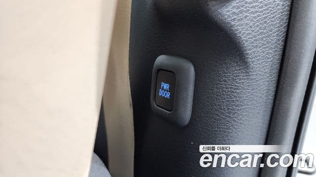 Toyota Sienna 2021 — ფოტო 17/20