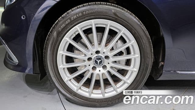 Mercedes-Benz E-Class 2022 — ფოტო 5/20
