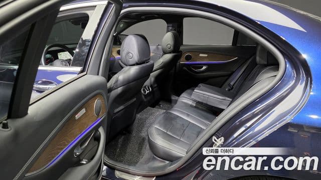 Mercedes-Benz E-Class 2022 — ფოტო 11/20