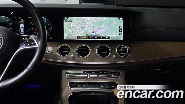 Mercedes-Benz E-Class 2022 — ფოტო 19/20