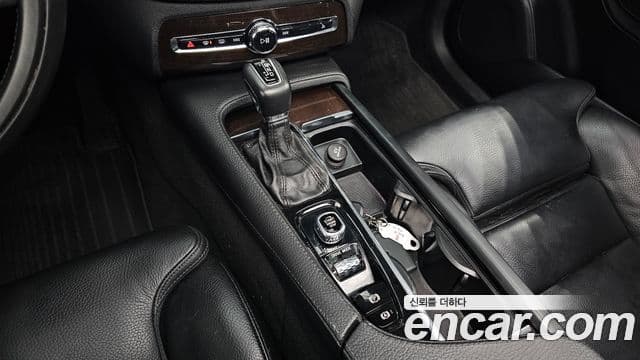 Volvo XC90 2018 — ფოტო 9/20