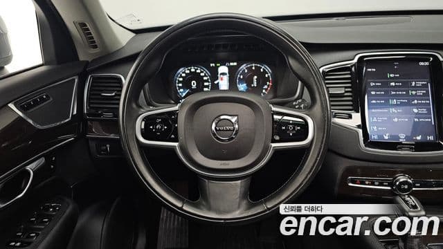Volvo XC90 2018 — ფოტო 13/20