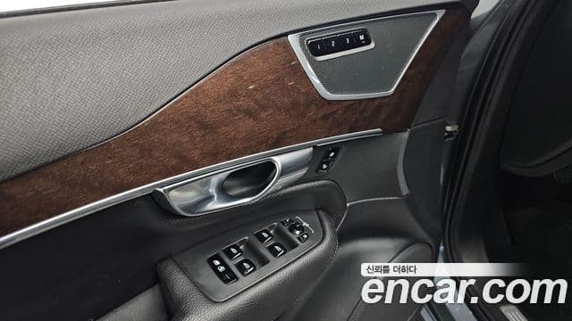 Volvo XC90 2018 — ფოტო 18/20