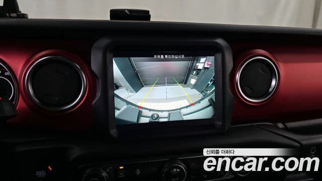 Jeep Wrangler 2021 — ფოტო 15/20