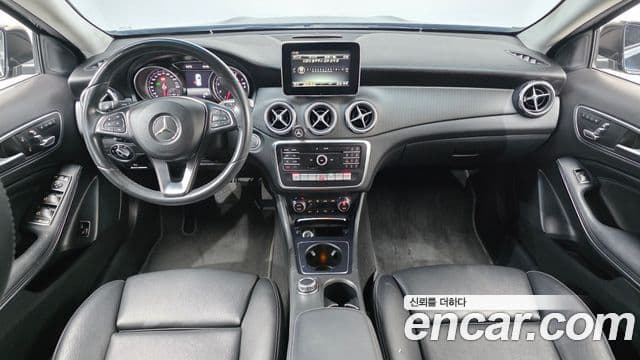 Mercedes-Benz GLA-Class 2018 — Şəkil 7/20