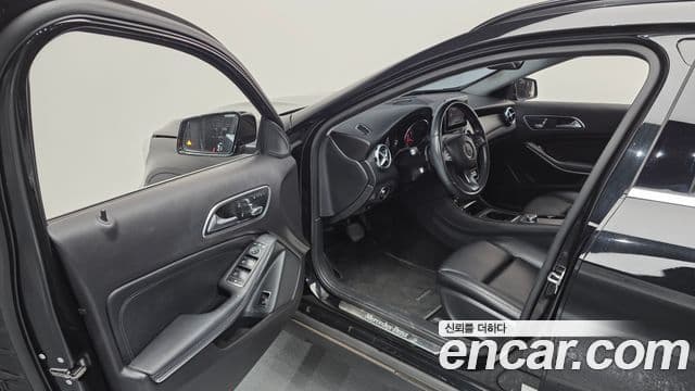 Mercedes-Benz GLA-Class 2018 — Şəkil 11/20