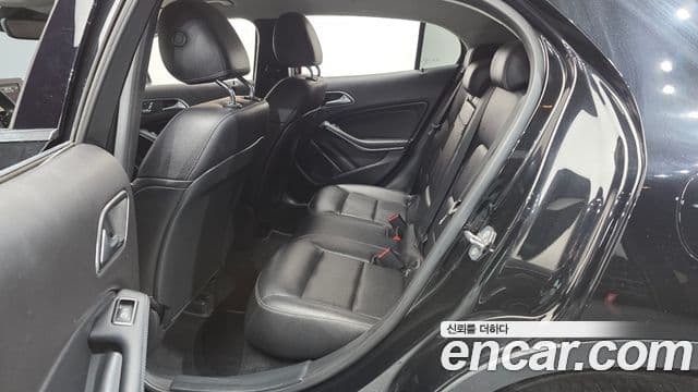 Mercedes-Benz GLA-Class 2018 — Şəkil 12/20