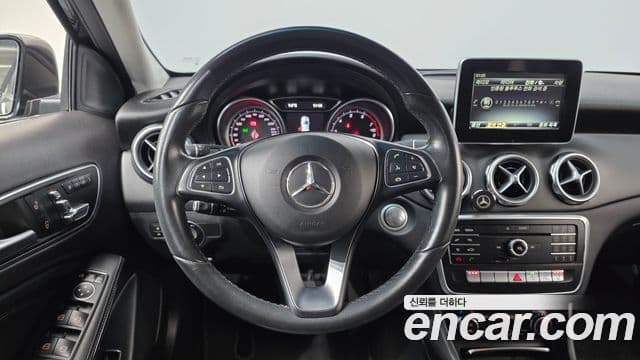 Mercedes-Benz GLA-Class 2018 — Şəkil 13/20
