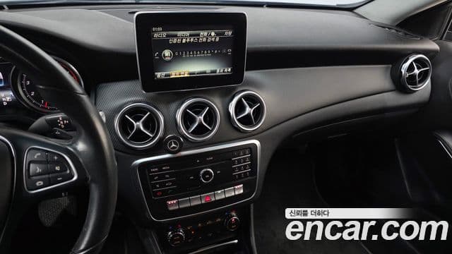 Mercedes-Benz GLA-Class 2018 — Şəkil 14/20