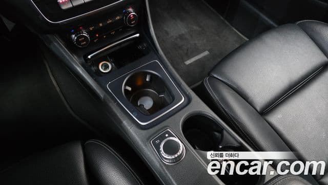 Mercedes-Benz GLA-Class 2018 — Şəkil 16/20