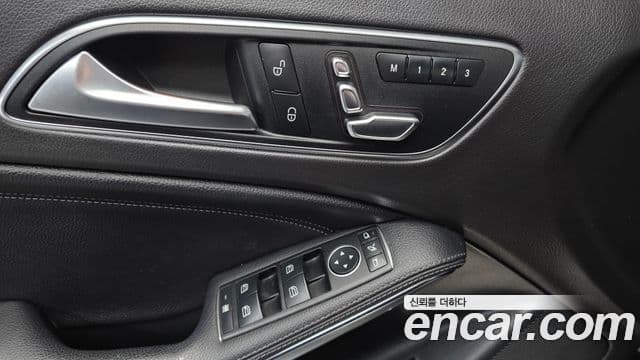 Mercedes-Benz GLA-Class 2018 — Şəkil 17/20