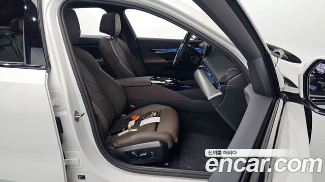 BMW 5 Series 2025 — ფოტო 8/20