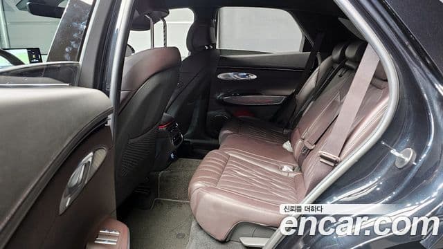 Genesis GV70 2021 — ფოტო 13/20