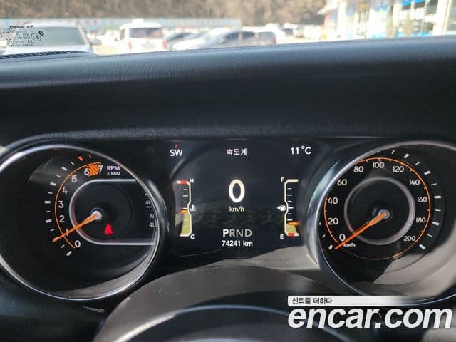 Jeep Wrangler 2021 — ფოტო 18/20