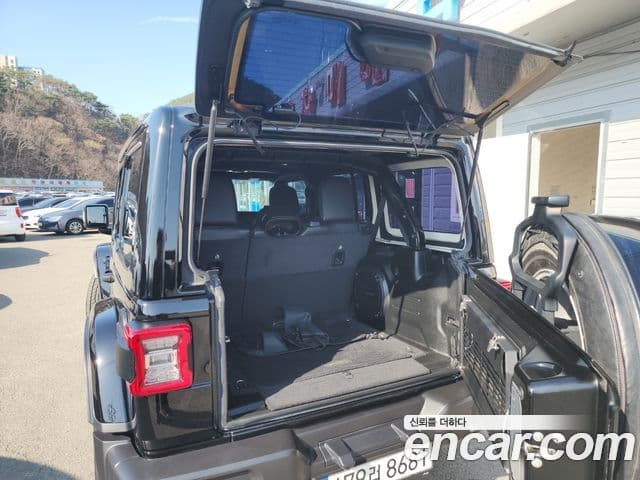 Jeep Wrangler 2021 — ფოტო 19/20