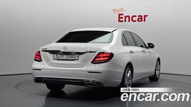 Mercedes-Benz E-Class 2018 — ფოტო 2/20