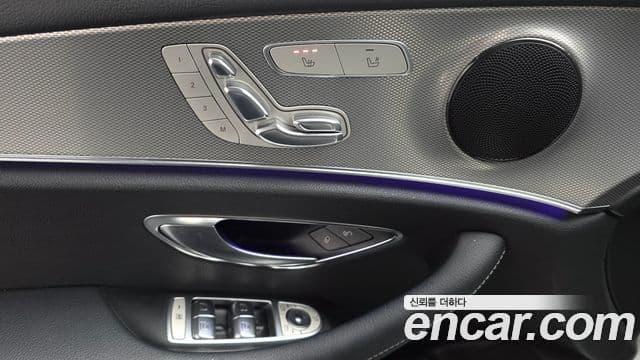 Mercedes-Benz E-Class 2018 — ფოტო 17/20