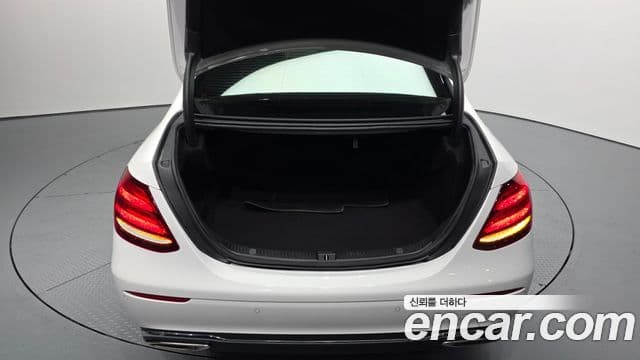 Mercedes-Benz E-Class 2018 — ფოტო 20/20