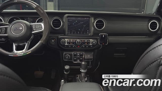 Jeep Wrangler 2022 — ფოტო 19/20