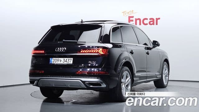 Audi Q7 2021 — ფოტო 2/20