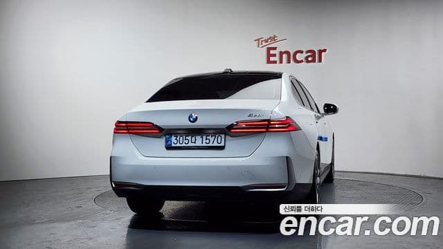 BMW 5 Series 2023 — ფოტო 4/20