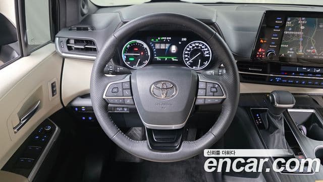 Toyota Sienna 2021 — ფოტო 2/20