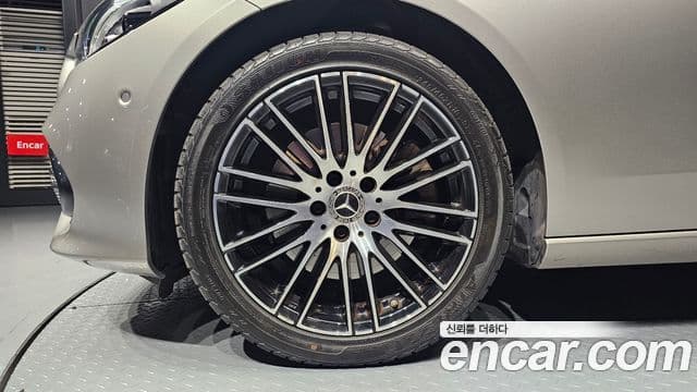 Mercedes-Benz C-Class 2022 — Photo 19/20