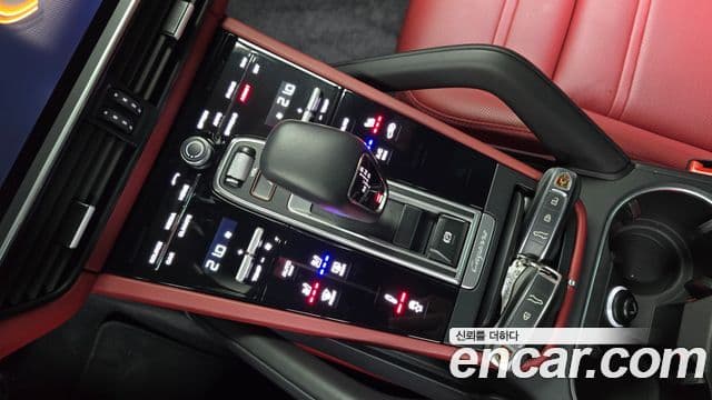 Porsche Cayenne 2022 — ფოტო 8/20