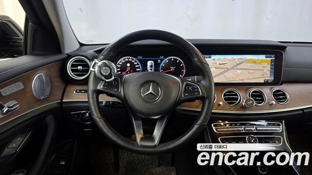 Mercedes-Benz E-Class 2018 — ფოტო 13/20