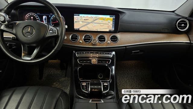 Mercedes-Benz E-Class 2018 — ფოტო 14/20