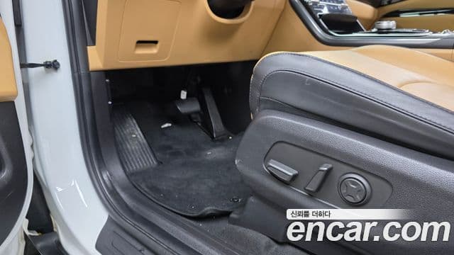Kia Carnival 2022 — ფოტო 17/20