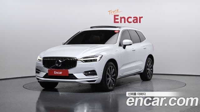 Volvo XC60 2021 — ფოტო 1/20