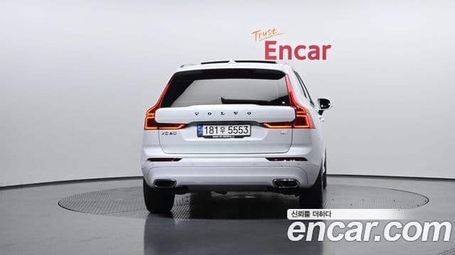 Volvo XC60 2021 — ფოტო 4/20