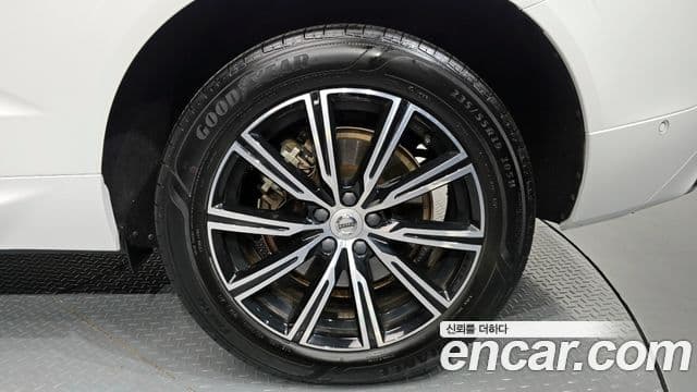 Volvo XC60 2021 — ფოტო 5/20