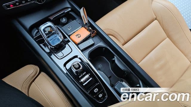 Volvo XC60 2021 — ფოტო 9/20