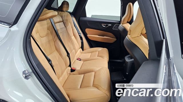 Volvo XC60 2021 — ფოტო 12/20